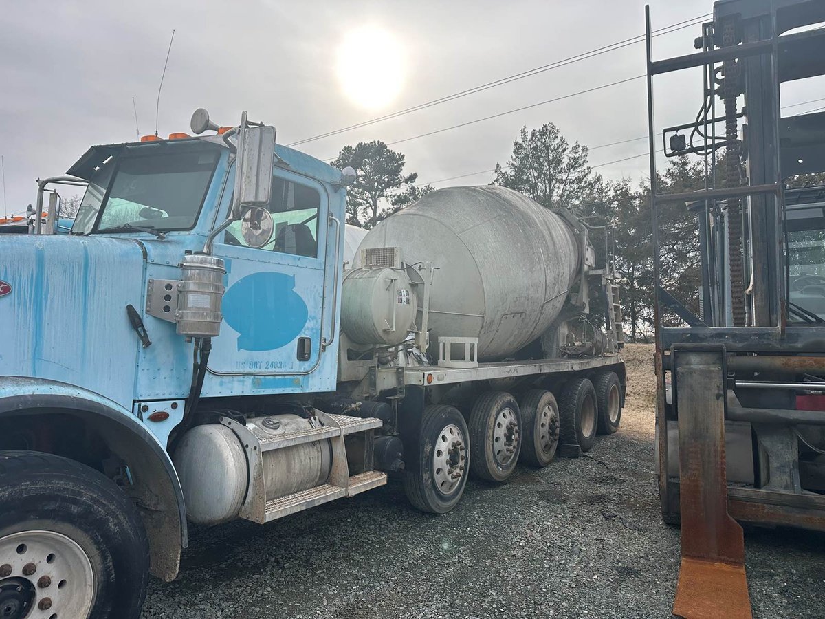 2005 Peterbilt 357 Concrete Mixer - photo 1