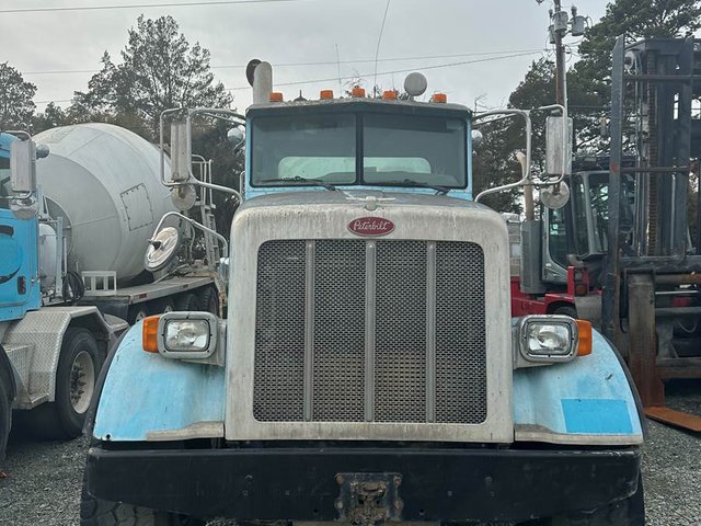 2005 Peterbilt 357 Concrete Mixer - photo 2