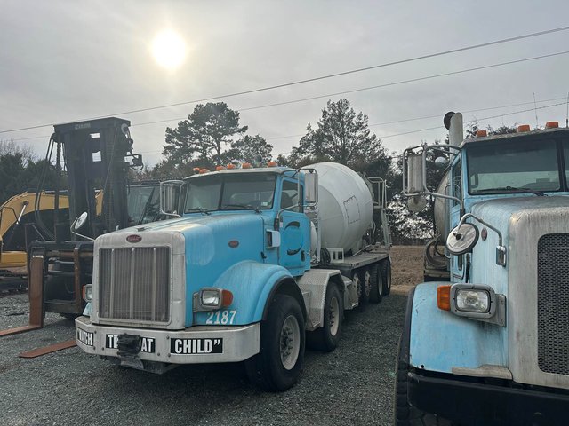 2005 Peterbilt 357 Concrete Mixer - photo 3