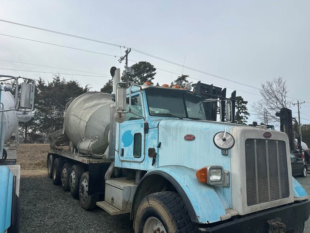 2005 Peterbilt 357 Concrete Mixer - photo 4